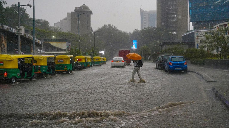 Bengaluru: IMD declares yellow alert for Bengaluru till May 29, rains  likely in city